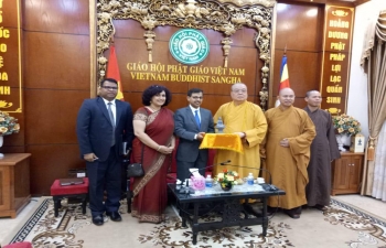 Ambassador visits Vietnam Buddhist Sangha